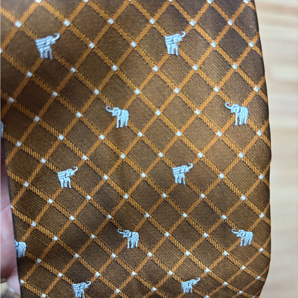 Handmade Cambodian Silk Tie – Gold Elephant Motif, Wide Classic 59x4 - Picture 4 of 4